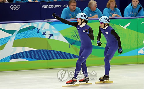 (밴쿠버=연합뉴스) 김현태 기자 = 21일 밴쿠버 퍼시픽 콜리시움에서 열린 2010 밴쿠버 동계올림픽 남자 쇼트트랙 1000미터 결승에서 이정수가 1위로 들어온 후 기뻐하고 있다. 같이 결승에 진출한 이호석은 은메달을 차지했다.