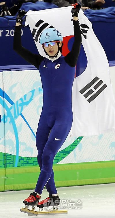 <올림픽> 이정수 2관왕  21일 밴쿠버 퍼시픽 콜리시움에서 열린 2010 밴쿠버 동계올림픽 남자 쇼트트랙 1000미터 결승에서 1위로 들어온 이정수가 태극기를 들고 기뻐하고 있다. 밴쿠버=연합뉴스