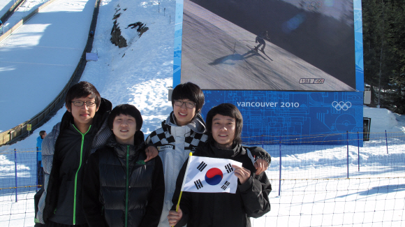 밴쿠버 동계올림픽 스키점프 라지힐 경기가 열린 20일 캐나다 휘슬러의 올림픽파크에서 시정헌(왼쪽부터), 이병화, 김봉주, 신준영이 한국팀을 응원하고 있다.