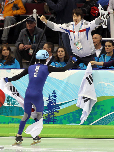 21일 밴쿠버 퍼시픽 콜리시움에서 열린 2010 밴쿠버 동계올림픽 남자 쇼트트랙 1000미터 결승에서 1위로 들어온 이정수가 기뻐하고 있다.  밴쿠버=연합뉴스