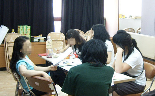 가출 여 중·고생들이 서울의 한 지자체에서 운영하는 가출청소년상담센터를 찾아 부모 폭력, 빈곤 등 가정 문제에 대해 상담사와 이야기를 나누고 있다. 서울신문 포토라이브러리