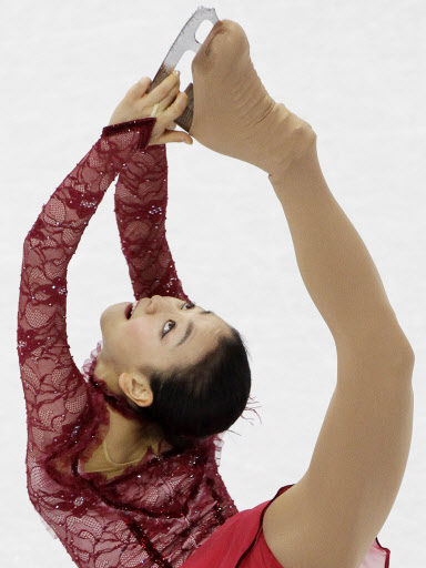 애썼지만…  아사다 마오가 24일 밴쿠버동계올림픽 피겨 여자 싱글 첫날 쇼트프로그램에서 허리를 뒤로 젖혀 스케이트를 잡는 비엘만 자세로 스핀 연기를 하고 있다. 밴쿠버 AP 특약