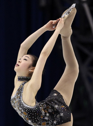 평소처럼  김연아가 24일 밴쿠버동계올림픽 피겨 여자 싱글 쇼트프로그램에서 완벽한 비엘만 자세를 취하고 있다.  밴쿠버 AP 특약