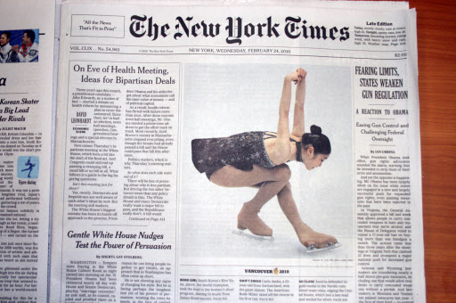 NYT 1면·스포츠면 장식  김연아가 24일 동계올림픽 피겨 여자 쇼트에서 세계신기록을 세우며 1위를 달리는 가운데 미국 뉴욕타임스가 24일자(현지시간) 1면과 스포츠면에 김연아를 다루는 기사와 사진을 실었다.  뉴욕 연합뉴스