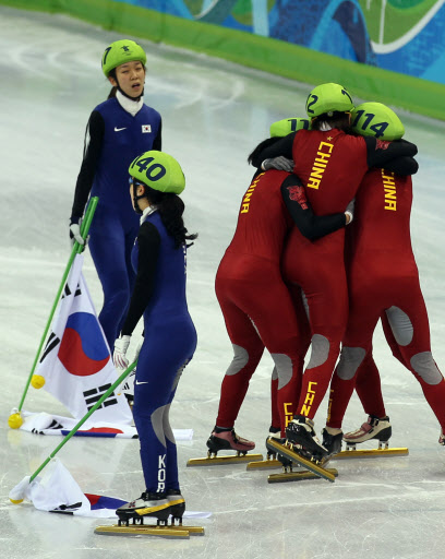 <올림픽> 사라진 금메달  (밴쿠버=연합뉴스) 한상균 기자 = 25일 오전(한국시간) 밴쿠버 동계올림픽 여자 쇼트트랙 3000m 결승이 열린 퍼시픽 콜리시움에서 1위로 들어 온 한국대표팀이 실격당한 뒤 어이없어 하고 있다. 중국에게 금메달이 돌아갔다.