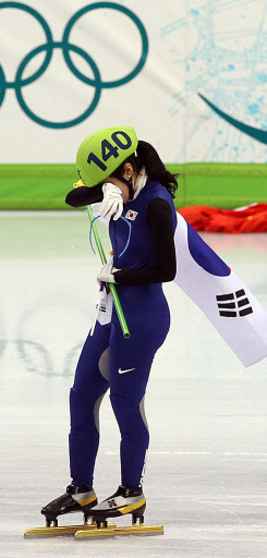 <올림픽> 눈물의 쇼트트랙      (밴쿠버=연합뉴스) 김현태 기자 = 25일 밴쿠버 퍼시픽 콜리시움에서 열린 2010 밴쿠버 동계올림픽 여자 쇼트트랙 3000m 계주 결승에서 1위로 들어온 한국대표팀이  중국과의 몸싸움으로 실격처리되자 이은별이 눈물을 흘리고 있다.