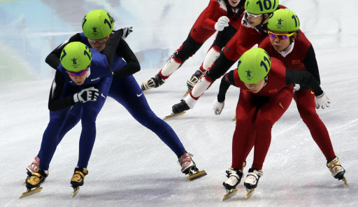 25일 오전(한국시간) 밴쿠버 동계올림픽 여자  쇼트트랙 3000m 계주 결승이 열린 퍼시픽 콜리시움에서 1위로 들어 온 한국대표팀이 실격당했다. 사진은 경기모습.  밴쿠퍼=연합뉴스