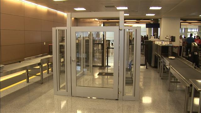 미국 텍사스주 댈러스 공항에 설치된 전신 스캐너. MBC 제공