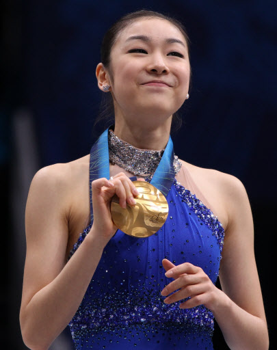 피겨 여자 싱글에서 금메달을 차지한 김연아가 메달을 들어 보이며 미소짓고 있다. AP=연합뉴스