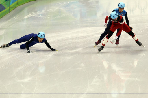 27일 오전(한국시간) 밴쿠버 동계올림픽 남자 쇼트트랙 500m 결승이 열린 퍼시픽 콜리시움에서 한국의 성시백이 결승선을 앞에두고 넘어지고 있다. 오노의 실격으로 은메달.  밴쿠버=연합뉴스