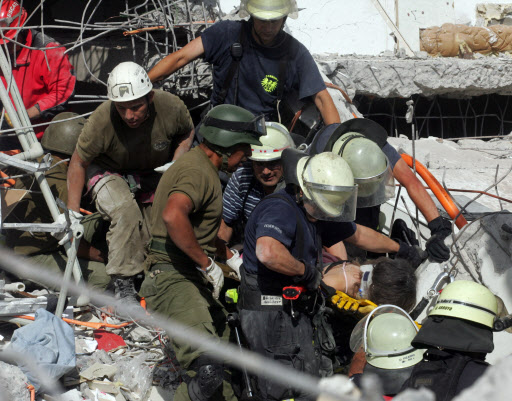 진앙에서 115㎞ 떨어진 칠레 제2의 도시 콘셉시온에서 구조대가 지진으로 무너진 건물 아래 깔린 주민 한 명을 구출하고 있다. 콘셉시온 AP 특약