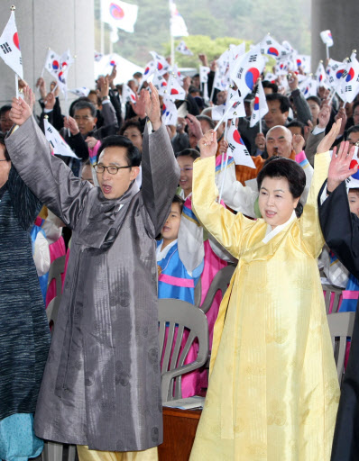 이명박 대통령과 부인 김윤옥(오른쪽) 여사가 1일 충남 천안 독립기념관에서 열린 제 91주년 3·1절 기념식에서 참석자들과 함께 만세삼창을 하고 있다. 천안 연합뉴스 