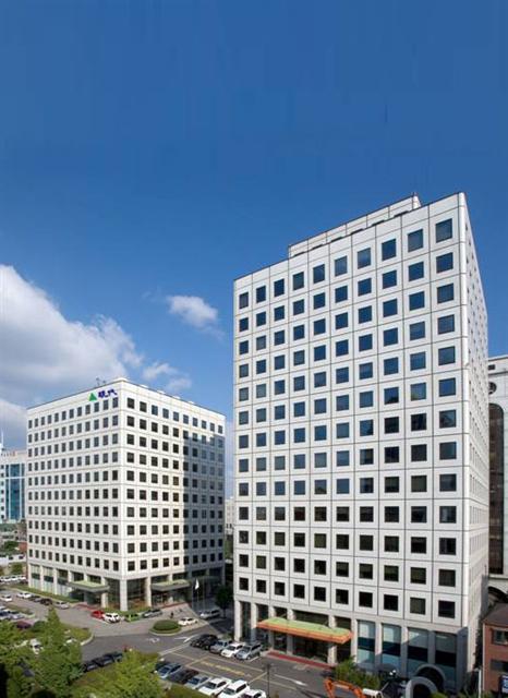 현대그룹이 새로 둥지를 트는 서울 연지동 신사옥. 부지 1만 2078㎡(3400여평)에 동관 12층, 서관 15층 2개 동으로 이뤄졌다.  현대그룹 제공