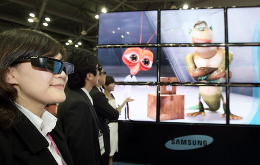 3일 경기 일산 킨텍스에서 개막된 ‘2010 디지털케이블TV쇼’를 찾은 관람객들이 삼성전자가 세계 최초로 개발한 3D 발광다이오드(LED) TV를 체험하고 있다.  안주영기자 jya@seoul.co.kr