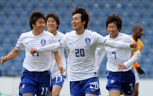 라이언킹 시원한 선취골  축구 대표팀의 스트라이커 이동국(가운데)이 3일 밤 영국 런던 로프터스 로드 경기장에서 열린 코트디부아르와 A매치에서 전반 6분에 시원한 선취골을 터뜨린 후 환호하고 있다. 런던 연합뉴스