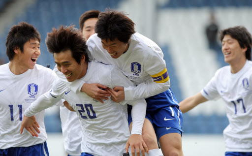 3일(현지시간) 영국 로프터스 로드 스타디움에서 열린 한국과 코트디부아르 축구대표팀 친선경기에서 이동국이 선취골을 뽑아낸 뒤 박지성의 축하를 받고 있다. 연합뉴스