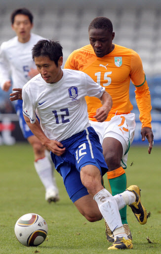 3일(현지시간) 영국 로프터스 로드 스타디움에서 열린 한국과 코트디부아르 축구대표팀 친선경기에서 이영표가 카폼바의 수비를 피해 돌파를 하고 있다. 연합뉴스