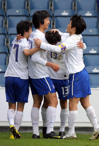 3일(현지시간) 영국 로프터스 로드 스타디움에서 열린 한국과 코트디부아르 축구대표팀 친선경기를 마친 곽태휘가 골을 성공시킨 뒤 동료들의 축하를 받고 있다. 한국 2-0 승리. 연합뉴스