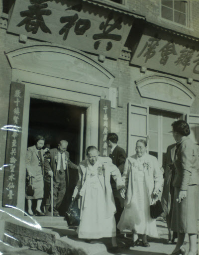 자장면이 탄생한 최초의 중국음식집으로 알려진 차이나타운 ‘공화춘’의 1950년대 모습.  서울신문 포토라이브러리