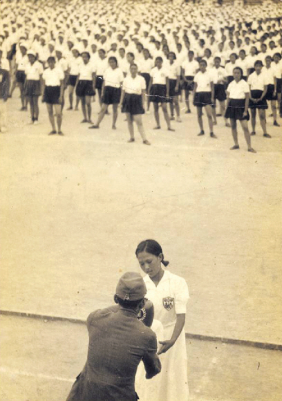 1941년 경기여자고등보통학교 학생들이 블루머를 입고 조회를 하고 있다. 서울시 제공 