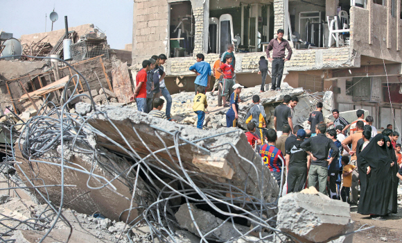 이라크 총선이 실시된 7일(현지시간) 수도 바그다드 북동부의 한 건물이 무장세력의 폭탄 테러로 무너진 뒤 처참한 모습을 드러내고 있다. 바그다드 AP 특약