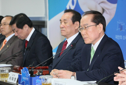 자유선진당 이회창(오른쪽) 총재가 8일 여의도 당사에서 당무회의를 주재하고 있다. 연합뉴스