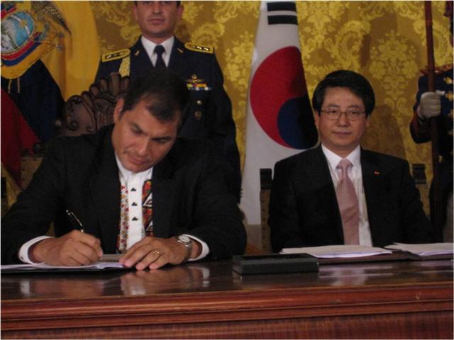 6일(현지시간) 에콰도르 대통령궁에서 라파엘 코레아(왼쪽) 에콰도르 대통령이 ‘마나비 정유공장 신설 프로젝트’의 기본설계를 위한 계약서에 서명하고 있다. 오른쪽은 최광철 SK건설 사장. SK건설 제공