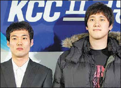 프로농구 2009~10 정규시즌 최우수선수에 뽑힌 모비스의 함지훈(오른쪽)과 신인상을 받은 박성진. 연합뉴스