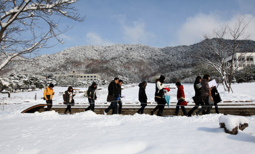 봄눈 속 등교   충북도내 전역에 내려진 대설주의보가 해제된 10일 오전 제천시 신월동 세명대학교 학생들이 눈길을 걸으며 등교 하고 있다. 제천=연합뉴스