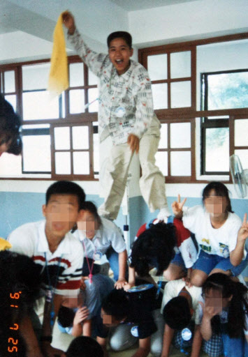 천진난만했던 중학시절  부산 여중생 납치 살해 피의자 김길태(가운데 위)의 중학교 시절 모습.  부산 연합뉴스