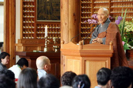 법정스님 입적--설법하는 법정스님  불교계의 원로 법정스님이 11일 입적했다. 사진은 2008년 4월 20일 서울 성북동 길상사에서 열린 법회에서 설법을 하는 모습. 연합뉴스