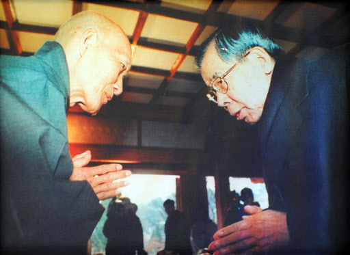 법정(왼쪽)스님이 1997년 12월 길상사 개원법회 때 축하차 방문한 김수환 추기경과 인사를 나누고 있다. 법정스님은 이에 대한 화답으로 이듬해 명동성당에서 강론을 하기도 했다. 연합뉴스