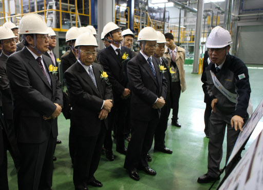 허동수(왼쪽부터) GS칼텍스 회장과 와타리 후미야키 신일본석유 회장 등이 12일 경북 구미시에 준공된 EDLC용 탄소소재 생산 공장 내부를 둘러보고 있다.  GS칼텍스 제공