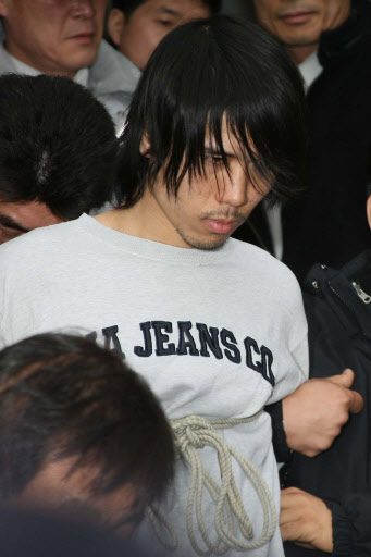 부산 여중생 납치살해 피의자인 김길태가 12일 오후 영장실질심사를 받기 위해 부산 사상경찰서를 나서고 있다.  부산 연합뉴스