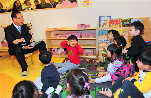 12일 문을 연 포스코 어린이집에서 정준양(왼쪽) 포스코 회장이 어린이들에게 동화책을 읽어주고 있다.  포스코 제공