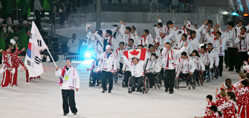 2010밴쿠버 장애인 동계올림픽 개막식이 열린 13일(한국시간) 밴쿠버 BC플레이스에서 한국선수단이 당당히 입장하고 있다.  밴쿠버=연합뉴스
