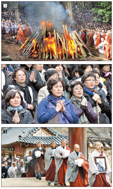 ① 13일 오전 11시40분쯤 법정 스님의 법구를 둘러싼 장작 더미에 스님들이 불을 붙이고 있다. ② 다비장이 가파른 산기슭에 마련됐음에도 수많은 불자들은 “나무아미타불”을 외며 다비 현장을 끝까지 지켰다. ③ 24시간 다비가 끝난 뒤 영정과 유골함을 든 스님들이 14일 송광사 일주문을 지나고 있다. 법정 스님의 유지대로 재를 뒤적여 사리를 찾지는 않았다. 순천 정연호기자 tpgod@seoul.co.kr