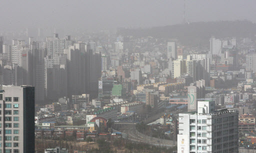 활사에 덮인 인천시내  중부지역에 황사주의보가 발효된 16일 오전 인천시 남동구 만월산에서 내려다 본 인천시내가 황사에 덮여있다.  인천=연합뉴스