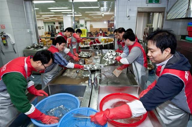 지난 15일 서울 종로구 경운동에 위치한 서울노인복지센터를 찾은 STX그룹 임직원들이 설거지를 하고 있다.  STX 제공