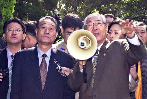 북한의 박남기 전 노동당 계획재정부장이 화폐개혁 실패의 책임자로 몰려 지난주 평양에서 총살된 것으로 전해졌다.사진은 지난 2002년 11월  북측 경제시찰단으로 제주도 북제주군 한림공원을 방문했던 당시의 박남기(왼쪽). 연합뉴스