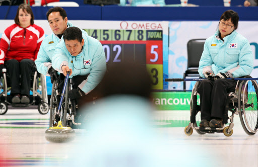 2010밴쿠버장애인동계올림픽이 열린 18일(한국시간) 캐나다 밴쿠버 패럴림픽 센터에서 벌어진 휠체어컬링 예선 한국-캐나다전에서 주장 김학성이 조양현, 강미숙이 지켜보는 가운데 스톤을 밀어던지고 있다. 밴쿠버=연합뉴스