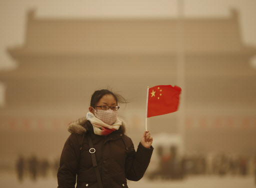 중국 베이징 등 비롯한 북중부 13개 성에 작년 1월 이후 가장 강한 황사가 불어닥쳐 피해가 잇따르고 있다. AP 연합뉴스  