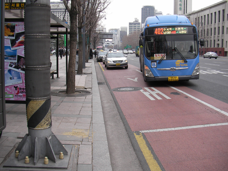 22일 오전 표지판이 사라진 파이낸스센터 앞의 시내버스 정류소에 버스가 정차하고 있다.