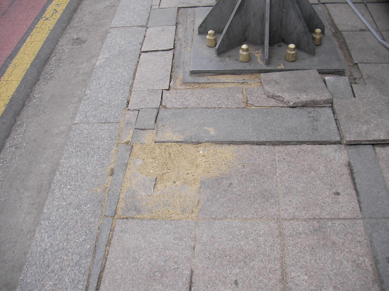 사라진 버스정류소 안내판 기둥을 박았던 구멍은 흙으로 메워져 있다.