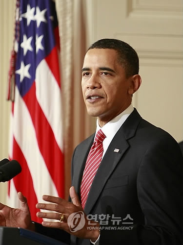 건보개혁 마침내 해냈다! 버락 오바마 미국 대통령이 21일 건보 개혁안이 통과된 뒤 백악관 이스트룸에서 성명을 발표하고 있다. AP=연합뉴스
