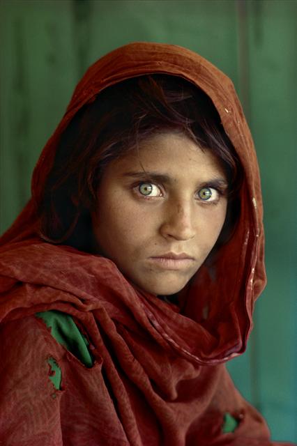 샤바트 굴라 아프가니스탄 소녀, 파키스탄 나셔 바흐 난민 캠프에서. 1984년작