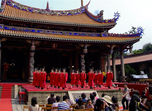 ‘임학선 댄스 위’가 24일 타이완에서 선보인 일무 공연. 가로 세로 8명씩 줄지어 함께 추는 팔일무가 특징이다.