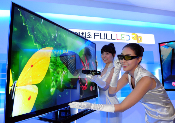 25일 서울 양재동 서초 LG전자 R&D캠퍼스에서 신제품인 능동형 인피니아 풀LED 3D TV가 소개되고 있다. 이 제품(모델명 55/47LX9500)은 풍부한 입체감과 어지러움을 최소한 것이 장점이다. 손형준기자 boltagoo@seoul.co.kr