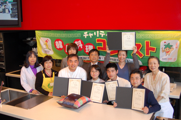 2007년 3월 일본 도쿄의 핫토리영양학교에서 열린 한국요리 콘테스트에서 수상한 이 학교 학생들이 상장을 펴보이며 활짝 웃고 있다. 농수산물유통공사 제공