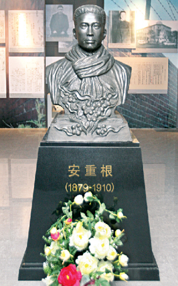 25일 뤼순 항일열사기념관의 안 의사 흉상 앞에 꽃이 놓여져 있다.  연합뉴스